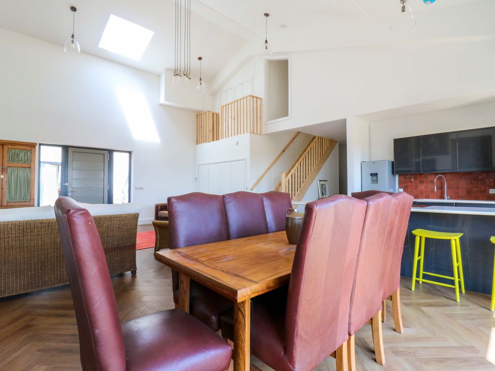A dining room with a table and chairs at Little Yeat Farm in Aylesbury