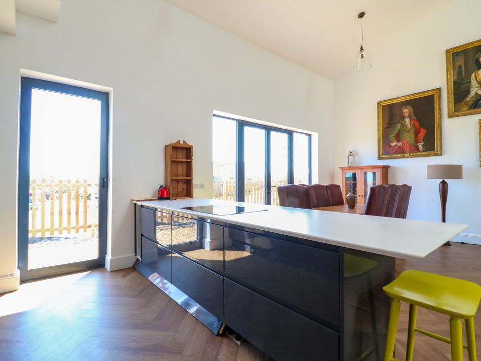 A kitchen with a kitchen island and dining table at Little Yeat Farm (4 Bed/2 Bath) Aylesbury