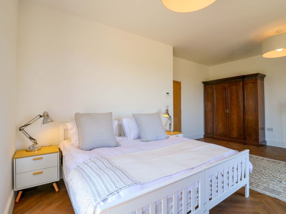 A bedroom with a bed and wardrobe at Little Yeat Farm (4 Bed/2 Bath) Aylesbury