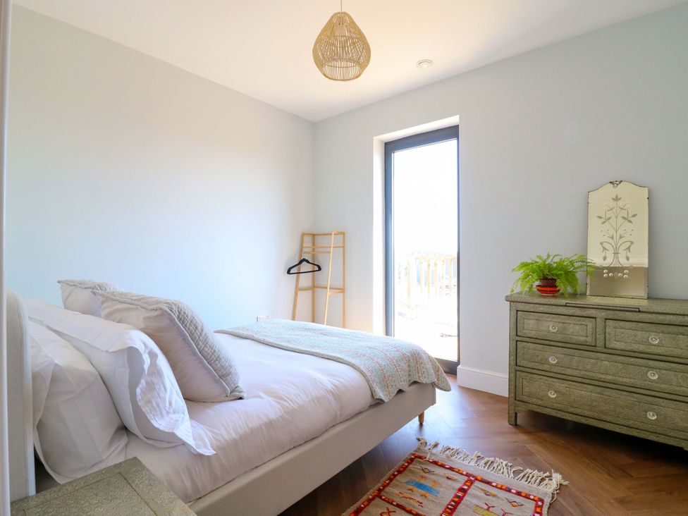 A bedroom with a bed and chest of drawers at Little Yeat Farm (4 Bed/2 Bath) in Aylesbury