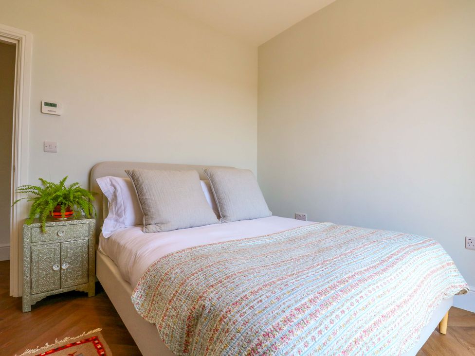 A bedroom with a bed and bedside table at Little Yeat Farm (4 Bed/2 Bath) Aylesbury