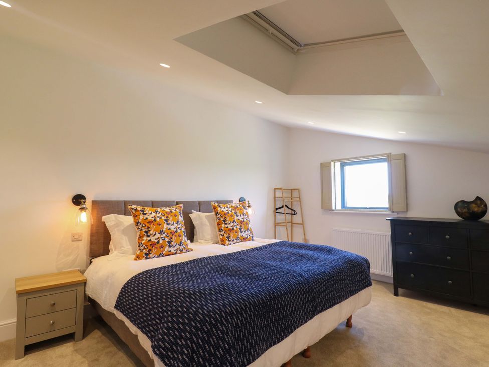 A bedroom with a bed and dresser at Little Yeat Farm (4 Bed/2 Bath) Aylesbury