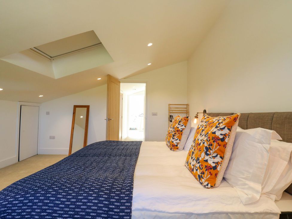 A bedroom with a double bed and mirror at Little Yeat Farm (4 Bed/2 Bath) Aylesbury