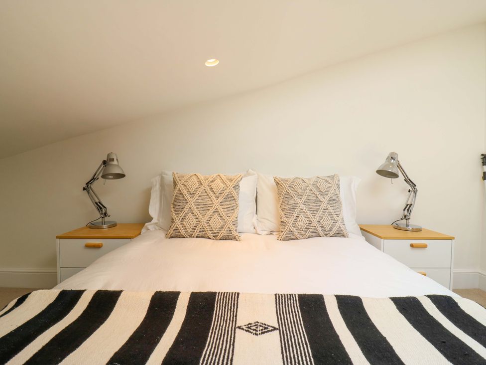 A bedroom with a bed and lamps at Little Yeat Farm (4 Bed/2 Bath) Aylesbury