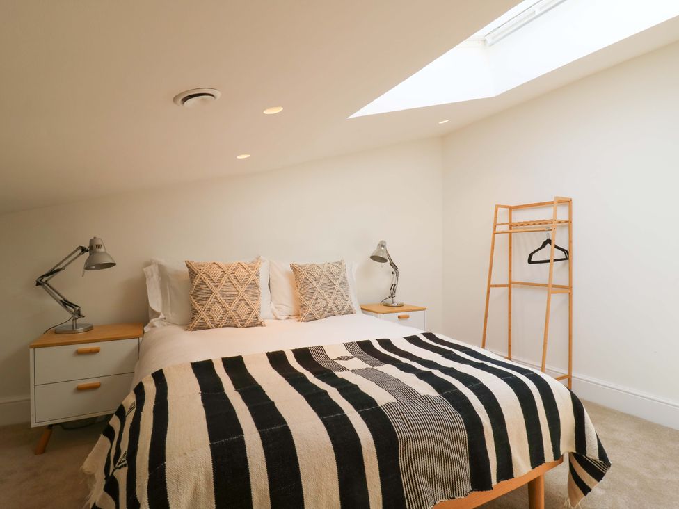A bedroom with bed and lamps at Little Yeat Farm (4 Bed/2 Bath) Aylesbury
