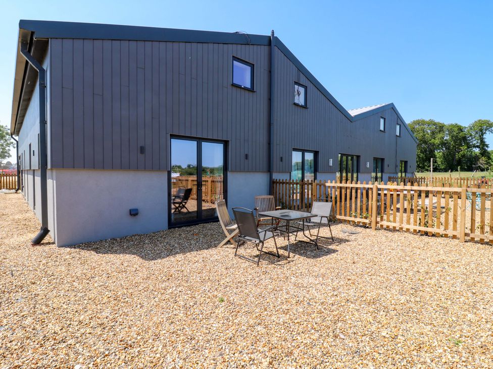 An outdoor seating area with a table and chairs at Little Yeat Farm in Aylesbury