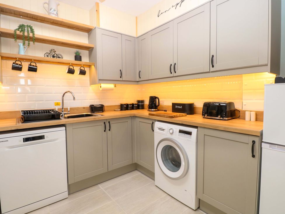 A kitchen with cabinets and appliances at Rainbow's End in Swanton Morley