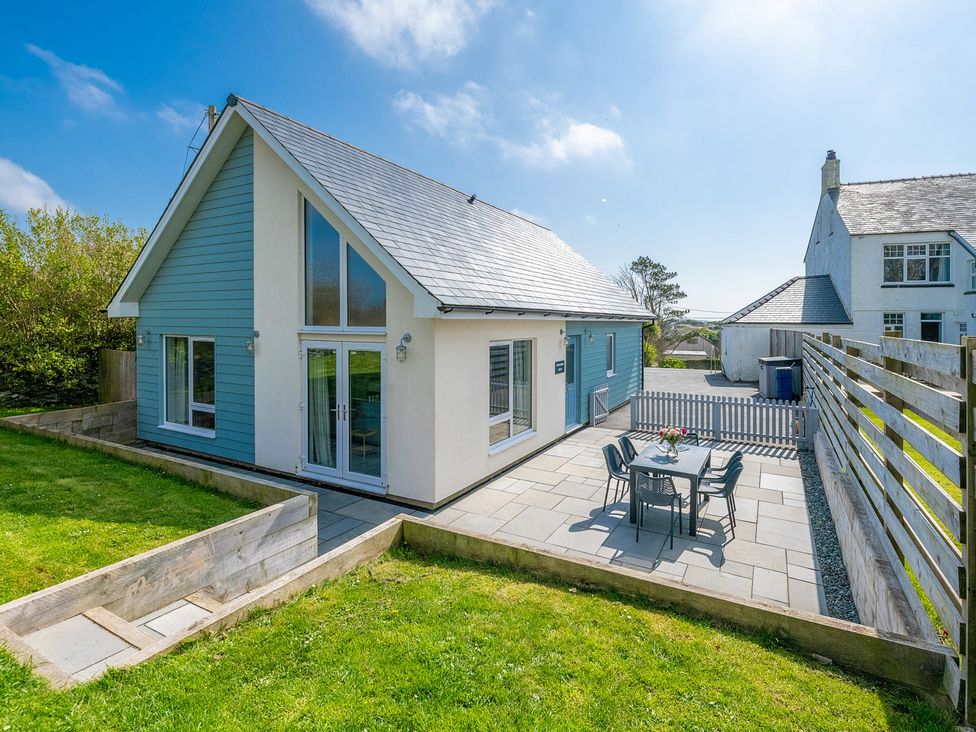 An outdoor area with a table and chairs at Moranedd Bach in Holyhead