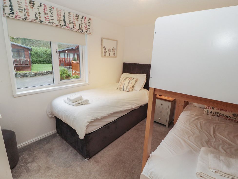 A bedroom with single bed and bunk bed at Dovedale Lodge Bowness 70, White Cross Bay near Windermere