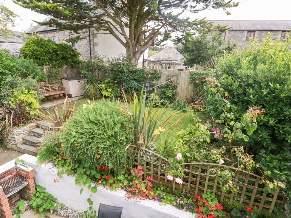 A garden with a bench and plants at Rosemaddon in Crantock