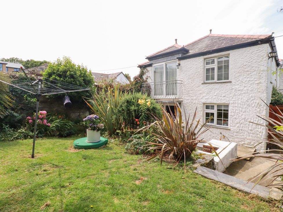 A garden with a house and clothesline at Rosemaddon in Crantock