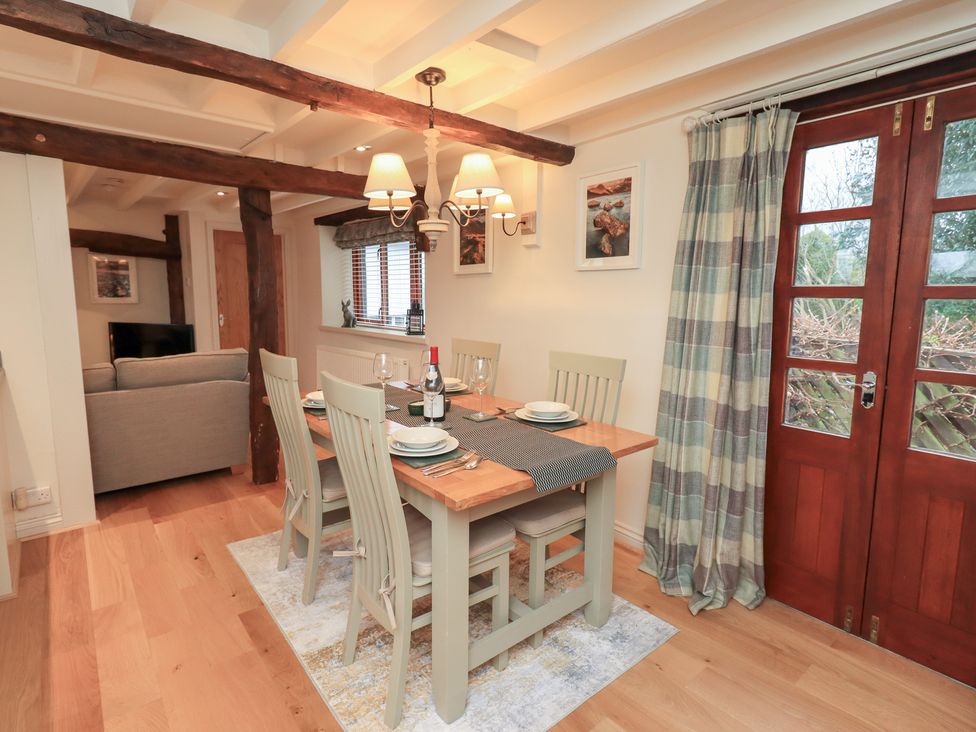 A dining room with a table and chairs at Jasmine Cottage in Thornthwaite