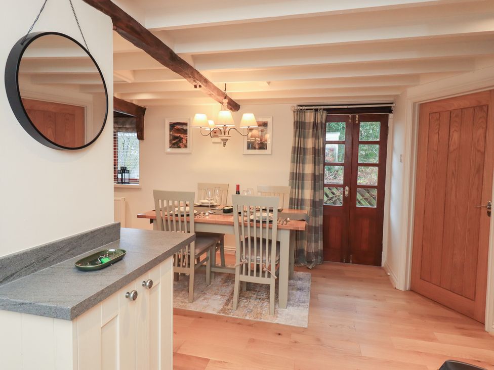 A dining room with a table and chairs at Jasmine Cottage in Thornthwaite