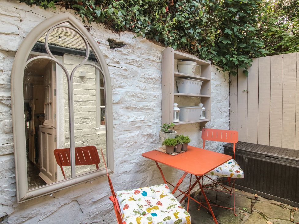 A garden area with a table and chairs at 8 Welsh Street, Bishop's Castle