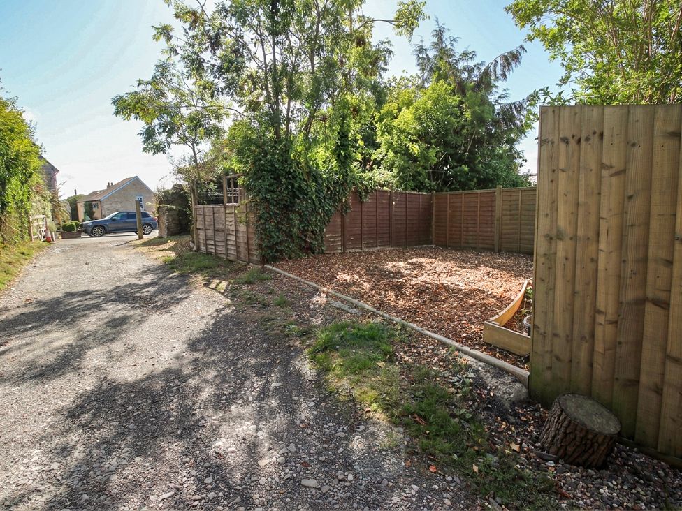 An outdoor area with gravel path and enclosed land at 8 Welsh Street in Bishop's Castle