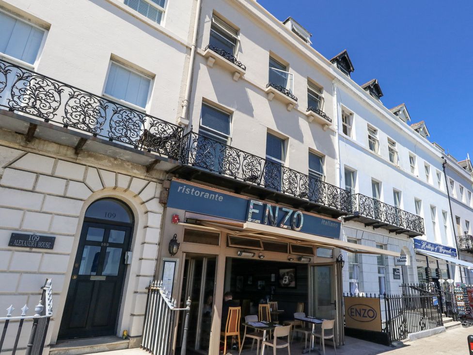 A restaurant with outdoor seating at 109 Alexandra House in Weymouth