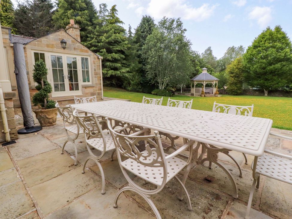 A garden with a table and chairs at Laithe House in Burnley