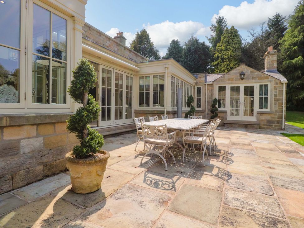 A garden with a dining table and chairs at Laithe House in Burnley