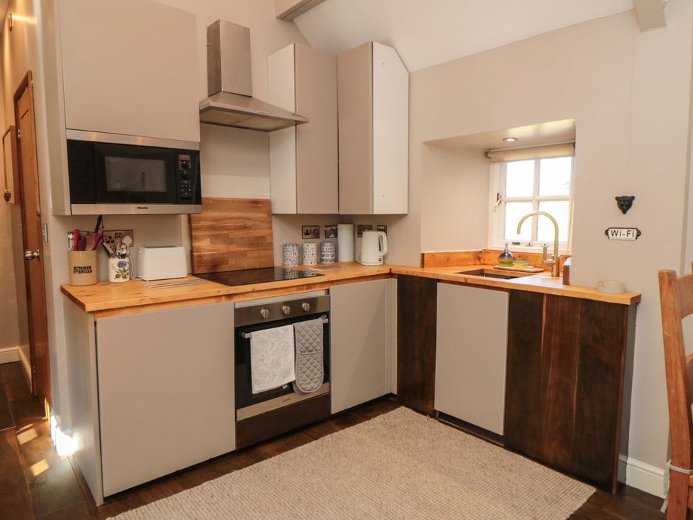 A kitchen with cabinets and appliances at Maltkiln House Annexe Chop Gate near Stokesley