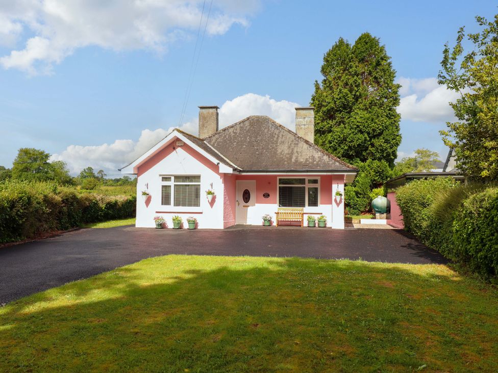 A house with a driveway and garden at Rosemont in Adare