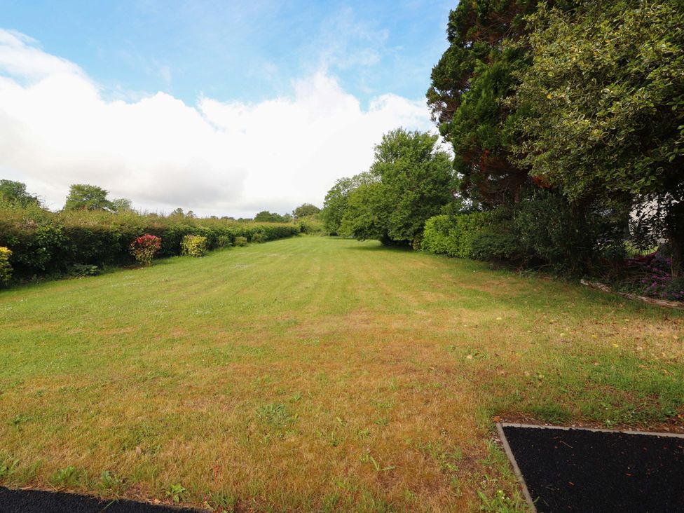 A garden with grass and trees at Rosemont in Adare