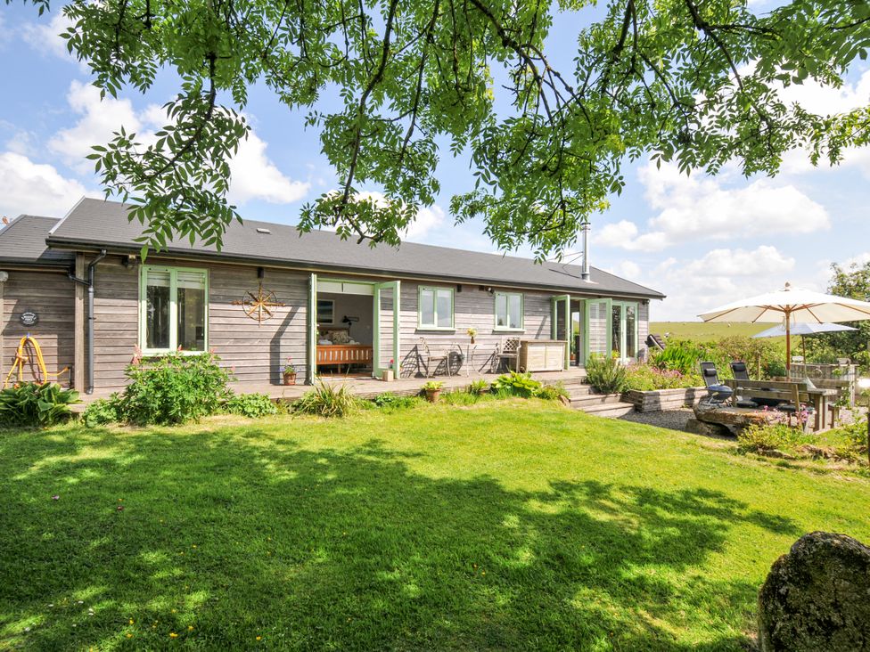 A house with windows and garden furniture at Smugglers Bodmin Moor, St Breward near St Tudy