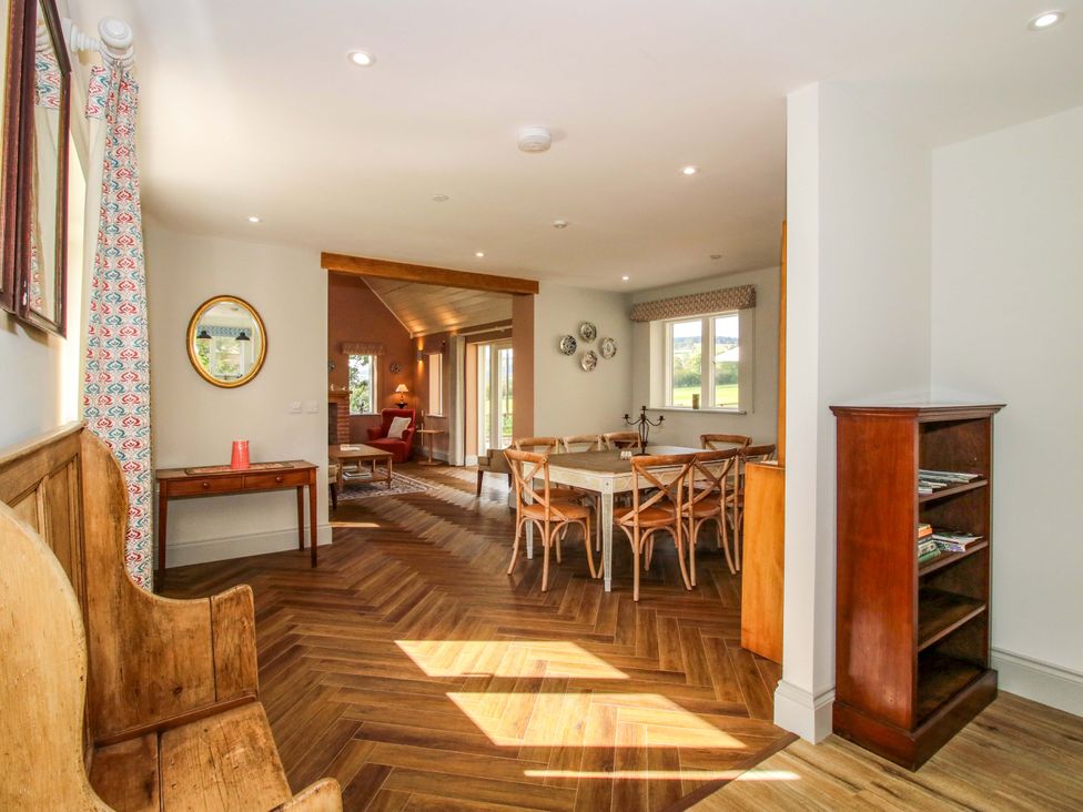A dining room with a table and chairs at Hoddell Pitch Cottage Kinnerton near New Radnor