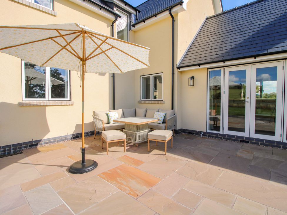 An outdoor seating area with a table and chairs at Hoddell Pitch Cottage in Kinnerton near New Radnor