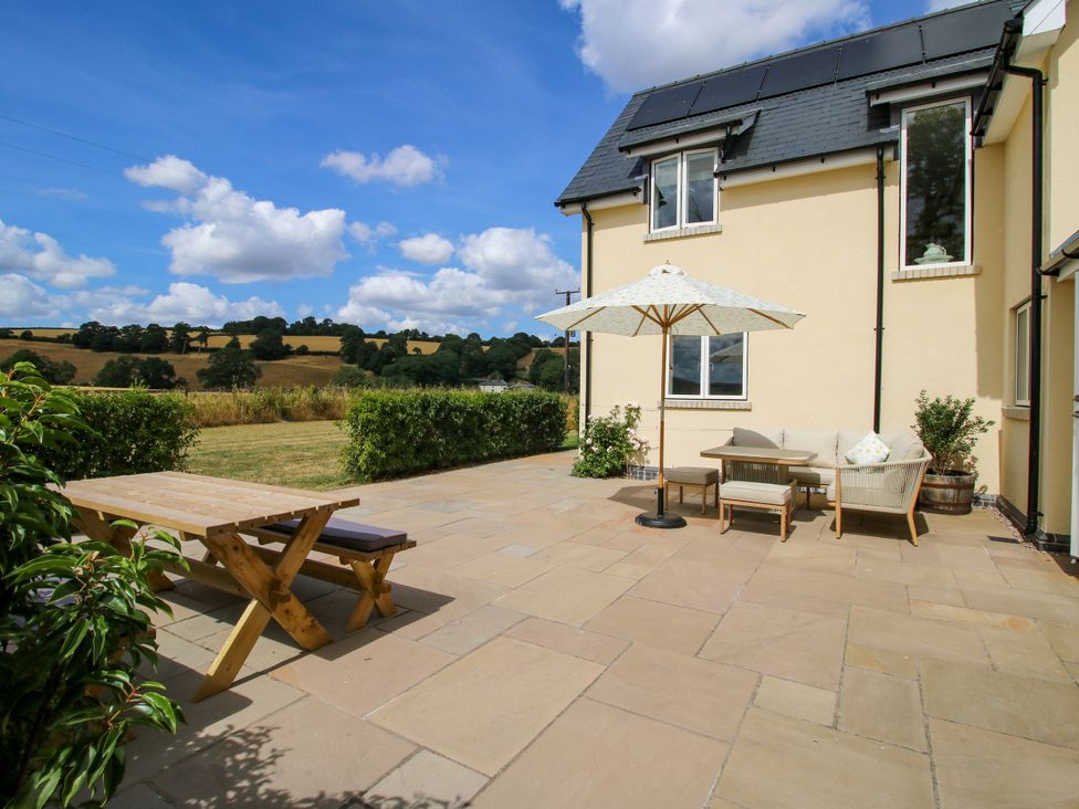 An outdoor patio with table and chairs at Hoddell Pitch Cottage Kinnerton near New Radnor