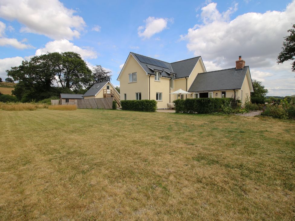 An outdoor view of a house with a garden at Hoddell Pitch Cottage Kinnerton near New Radnor