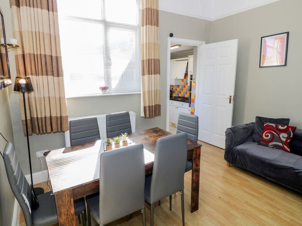 A dining area with a table and chairs at Cosy Escape in Birmingham