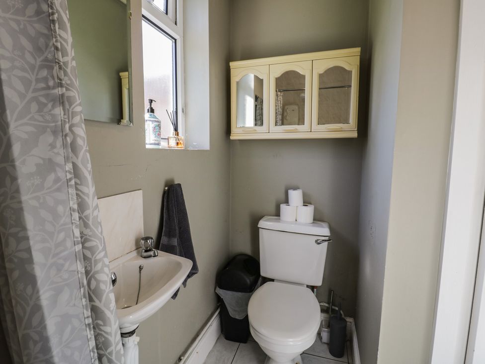 A bathroom with sink and toilet at Cosy Escape in Birmingham