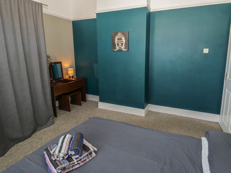 A bedroom with a bed and a vanity table at Cosy Escape in Birmingham