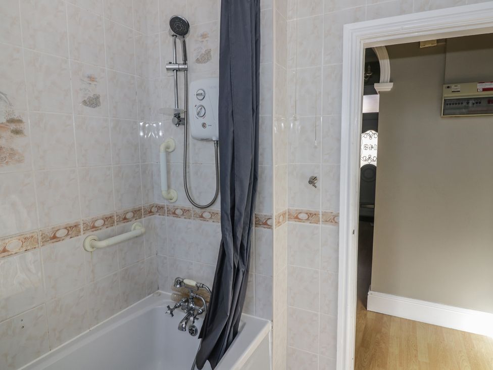 A bathroom with a bathtub and shower at Cosy Escape in Birmingham
