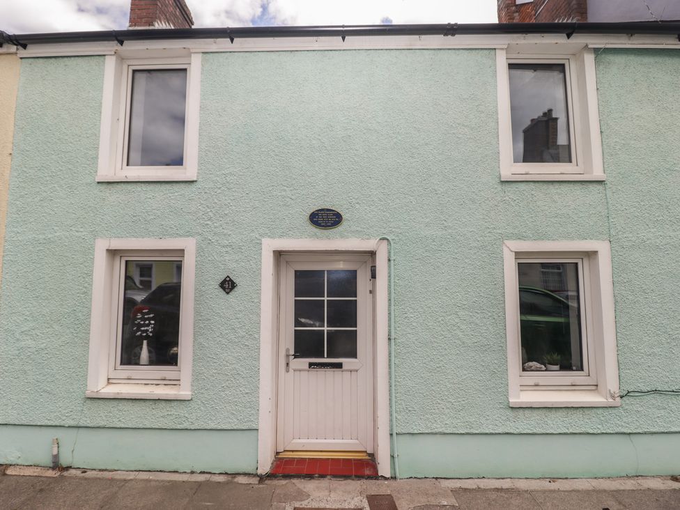 A house with a door and windows at 41 St. James Street in Narberth