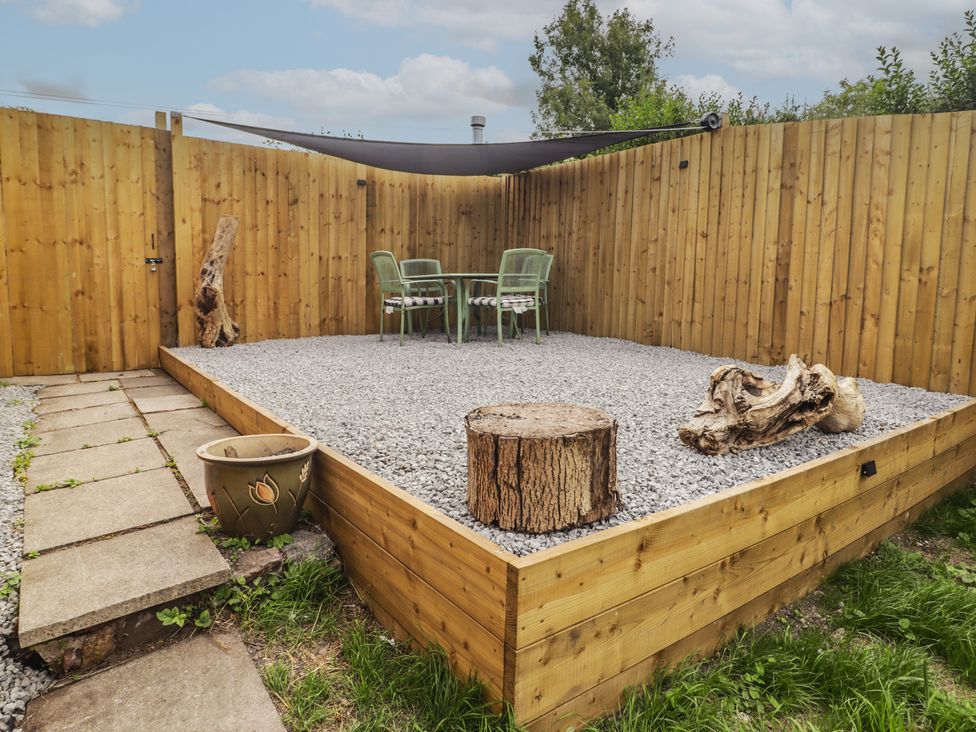 A garden area with a table and chairs at 41 St. James Street Narberth