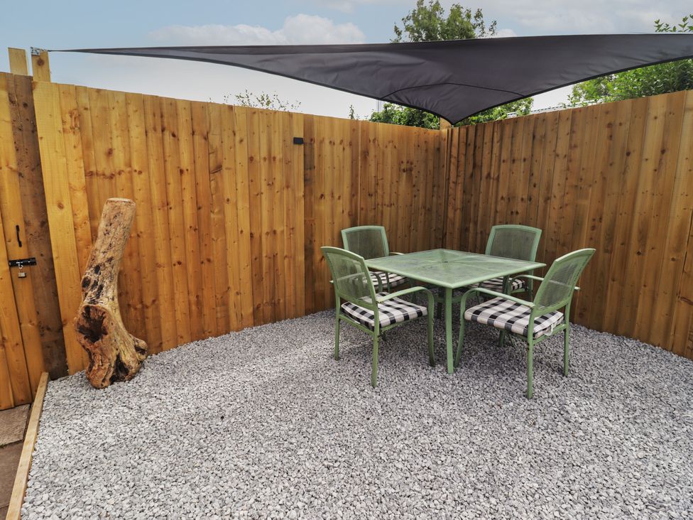 An outdoor area with a table and chairs surrounded by a fence at 41 St. James Street Narberth
