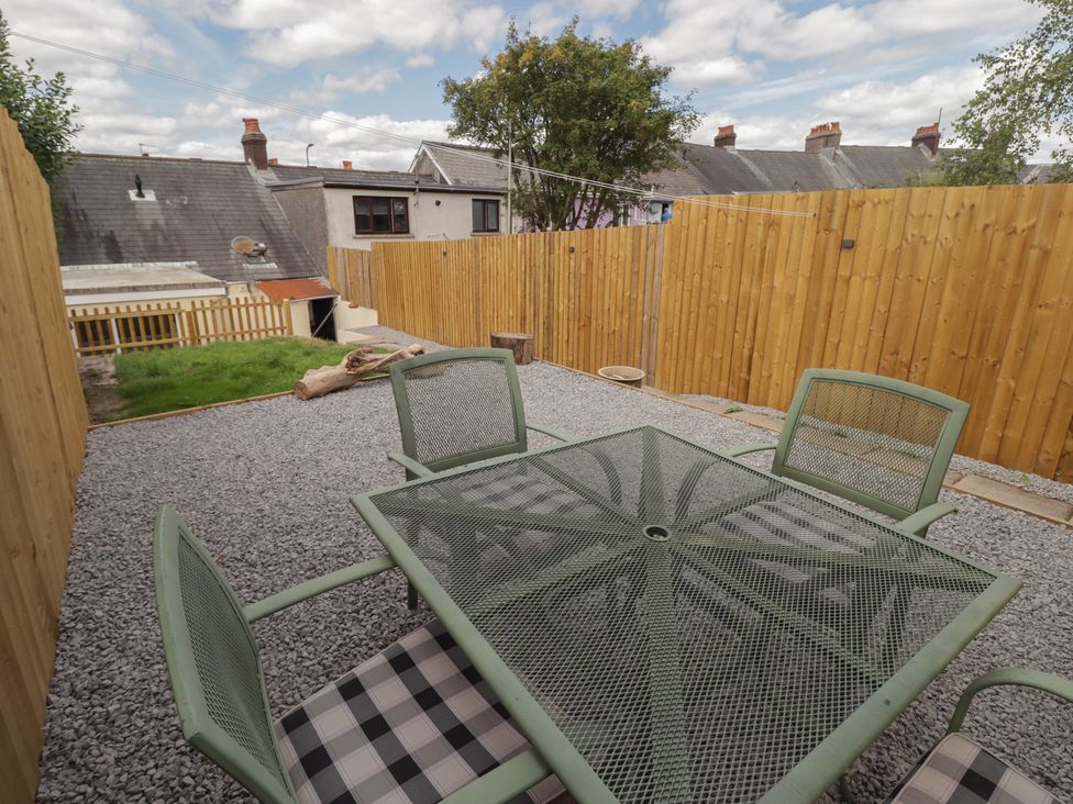 A garden with a table and chairs at 41 St. James Street in Narberth