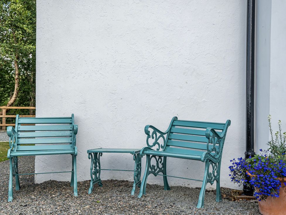 A seating area with two chairs and a table at Bodior Lodge Rhoscolyn
