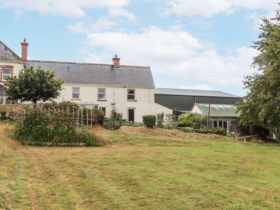 A garden with a house and barn at Aunty Junes Cottage Okehampton
