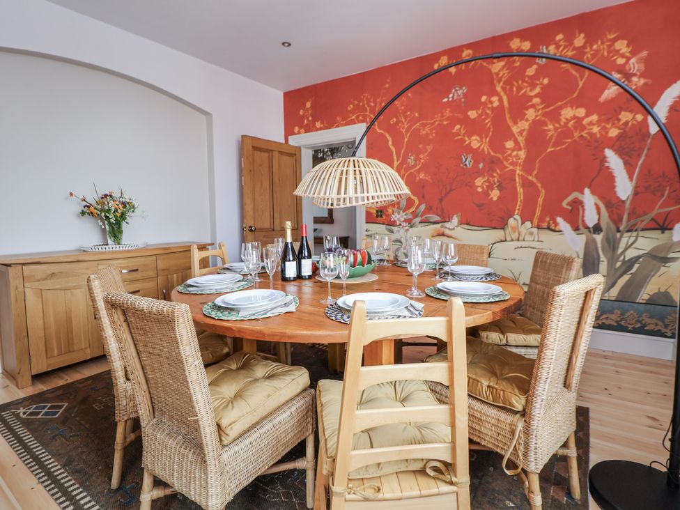 A dining room with a round table and chairs at 33 Lorne Street in Chester