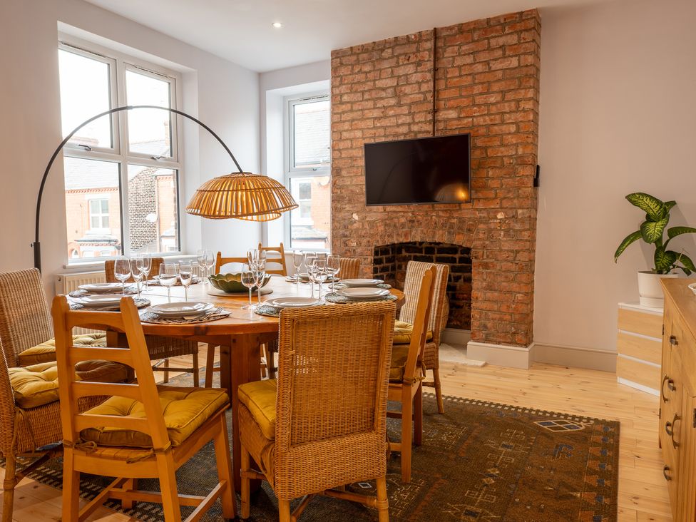 A dining room with a round table and chairs at 33 Lorne Street Chester