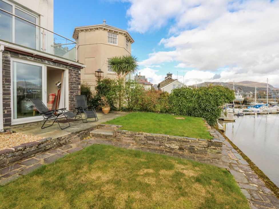 An outdoor area with seating chairs and a view of the marina at Oakley View Apartment in Porthmadog