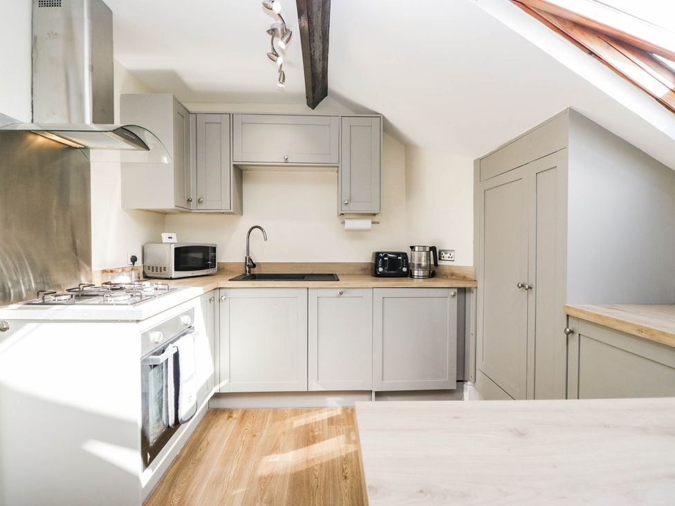 A kitchen with appliances and cabinets at 2 Bakers Yard