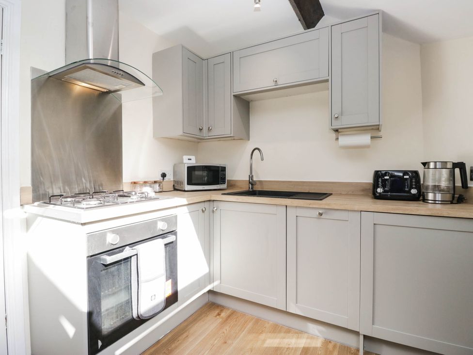 A kitchen with appliances and cabinets at 2 Bakers Yard