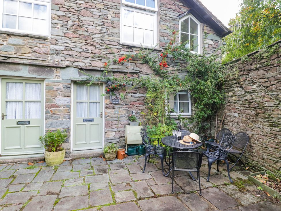 An outdoor area with a table and chairs at 2 Bakers Yard