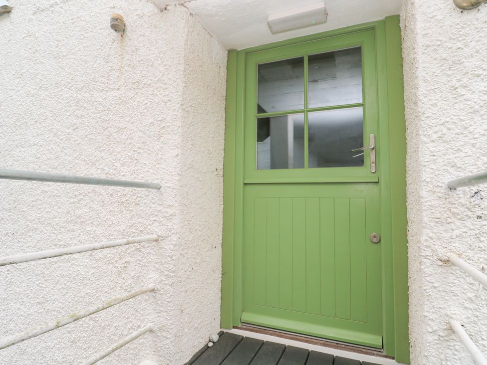 A green door by a textured white wall at Mavericks Wave St Agnes