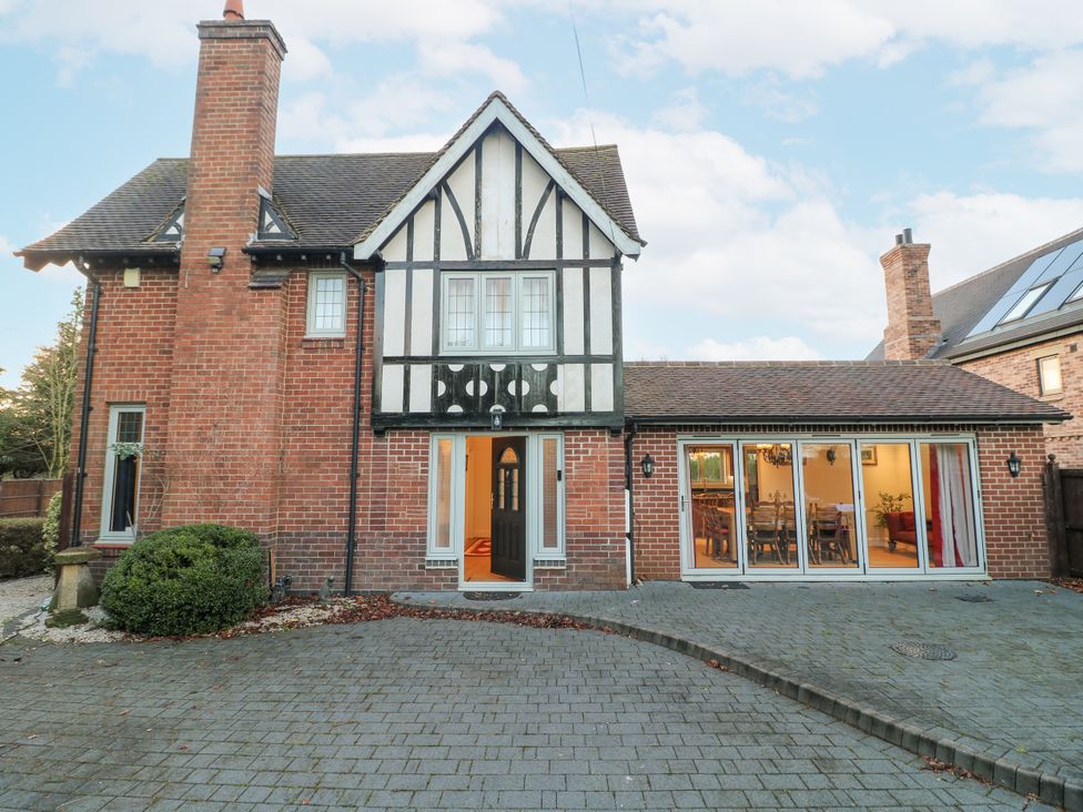 A house with a driveway and garden at Mellbreak in Ashby-de-la-Zouch