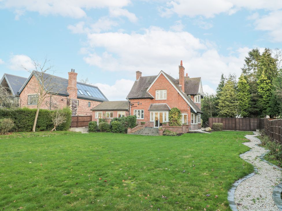 A house with a large garden and pathway at Mellbreak in Ashby-de-la-Zouch