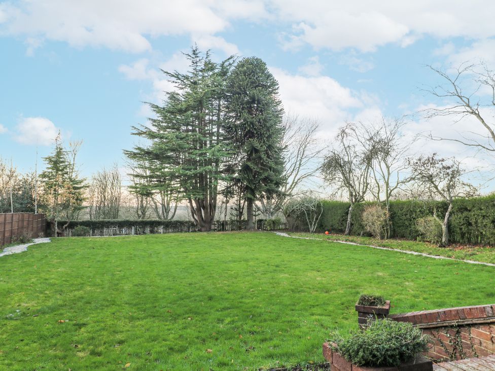A garden with grass and trees at Mellbreak in Ashby-de-la-Zouch
